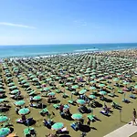 Apartmán Beachfront Modern Flat With Sea View *