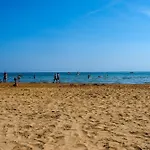 Apartmán Beachfront Modern Flat With Sea View *