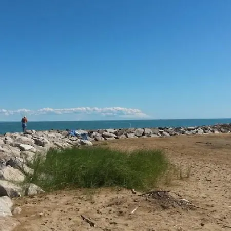 Beachfront Modern Flat With Sea View * 比比翁