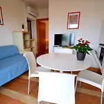 Beachfront Modern Flat With Sea View Lejlighed *