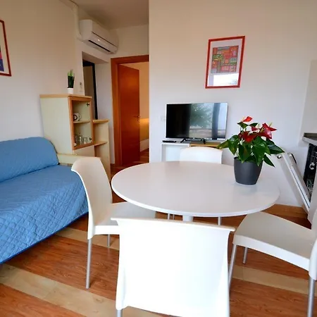 Beachfront Modern Flat With Sea View Апартаменты *